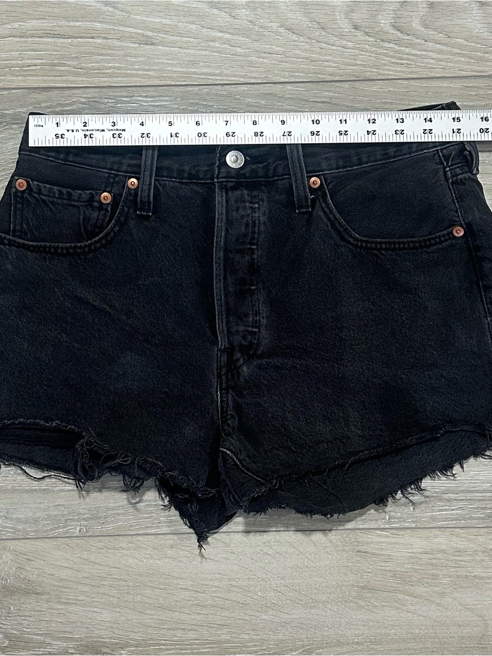 Levi’s 501 High Rise Black Denim Shorts Size 30 Raw Hem - Picture 4 of 8
